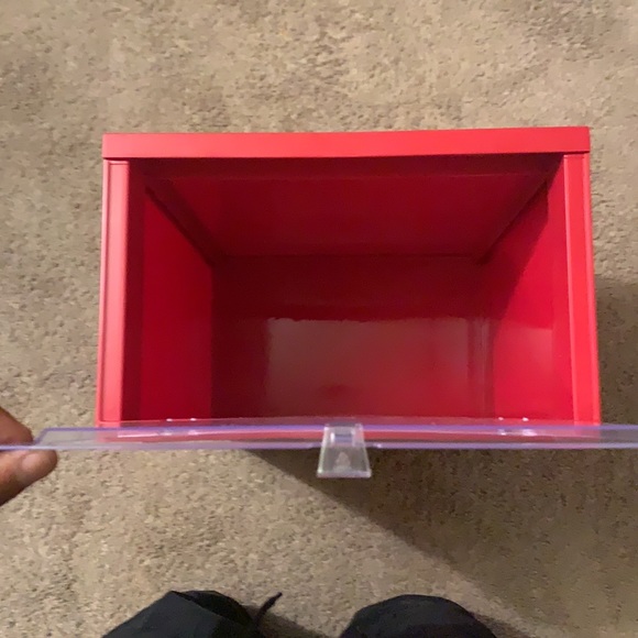 Red sneaker containers - Picture 2 of 3
